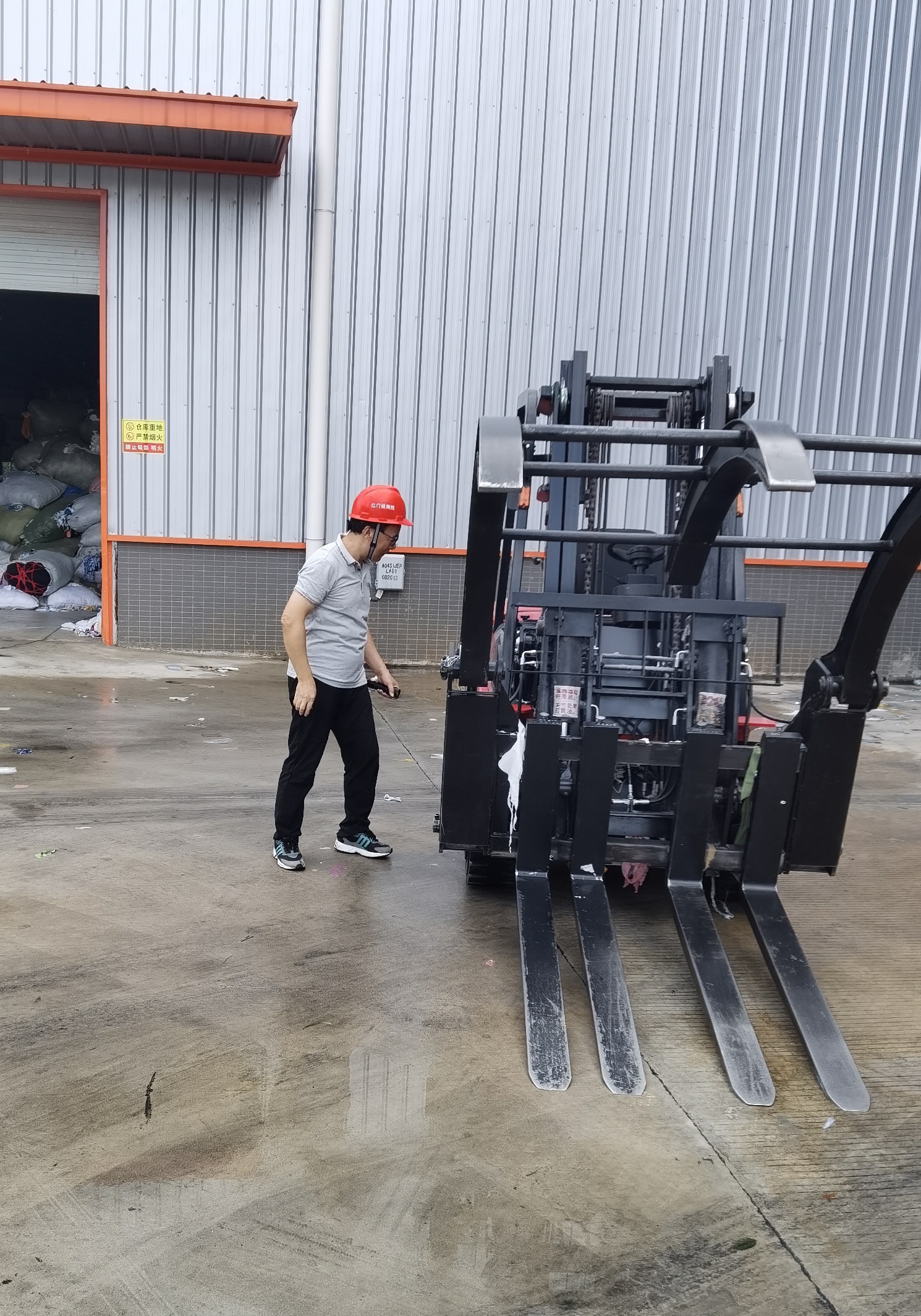 20250721谭子安江门检测院台风后迅速开展设备检验助力企业复工.jpg
